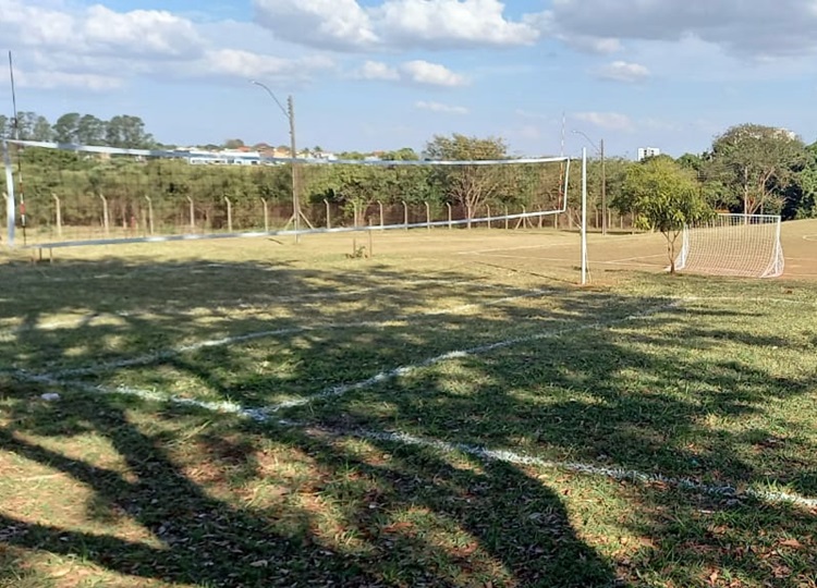 Campinho do Parque dos Comerciários é revitalizado para prática de futebol e voleibol