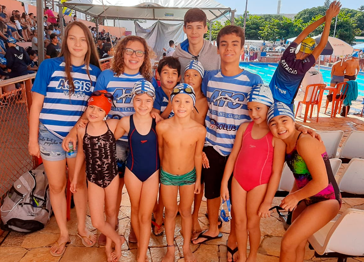 Natação de Assis se destaca em Ourinhos em torneio da Federação Aquática