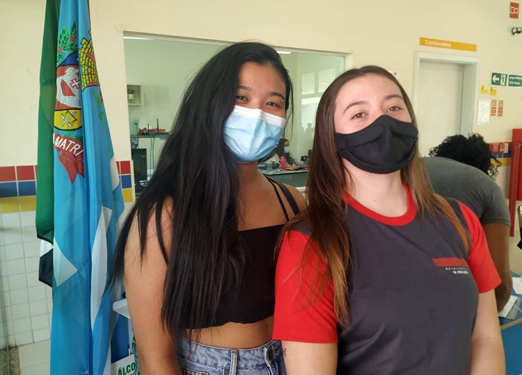 Adolescentes com 17 anos, sem comorbidades, serão imunizados contra COVID a partir desta quarta-feira, 25