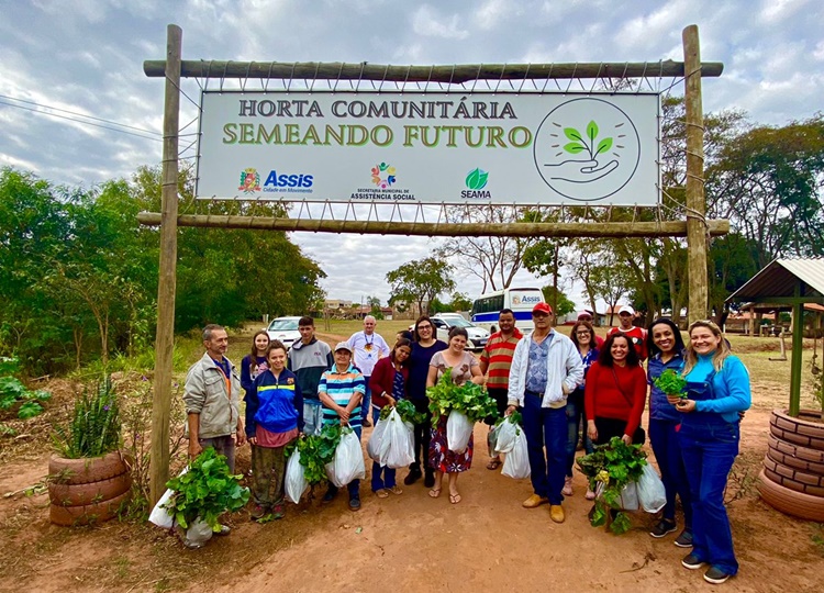 Famílias colhem verduras e legumes na Horta Semeando o Futuro