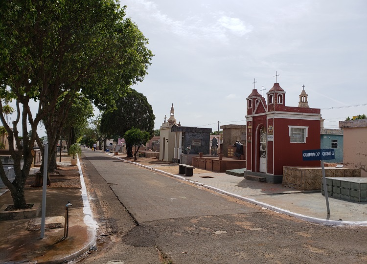 Prefeitura limpa Cemitério e pede que detentores de sepulturas façam a limpeza de túmulos e consertos em calçadas