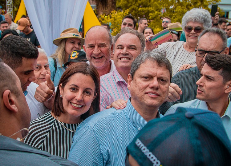 Prefeito, vice e secretários prestigiam visita do governador Tarcísio de Freitas na 17ª Coopershow