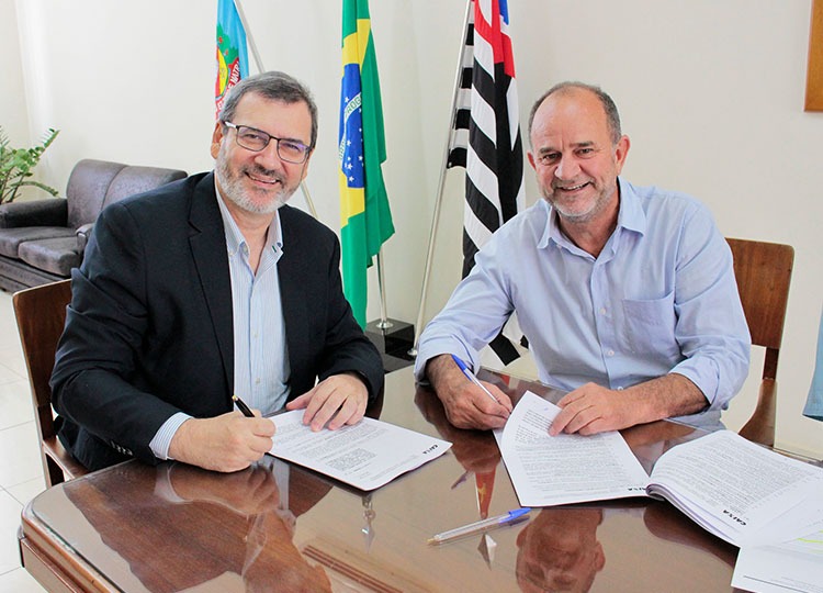 Prefeitura assina contrato de R$ 15 milhões com a CEF