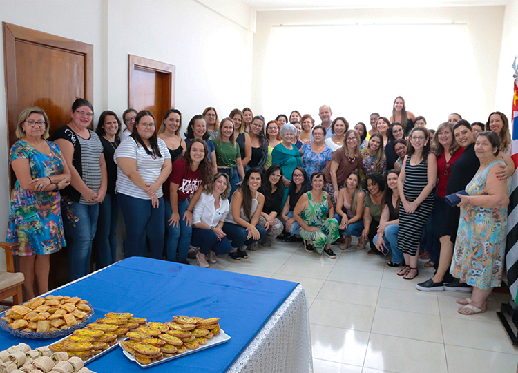 Prefeito e primeira dama, presidente do Fundo Social, homenageiam servidoras