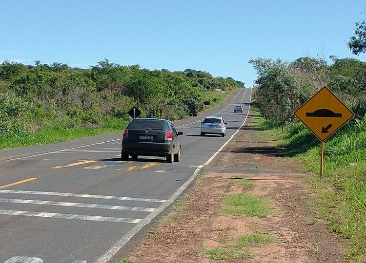 Prefeitura instala placas de sinalização em trechos da Rodovia Manoel Fernandes, que liga Assis a Lutécia