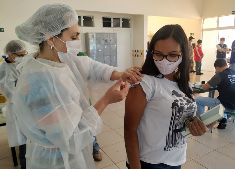 Assis tem fluxo intenso de jovens com 18 anos ou mais, à procura da vacina contra COVID-19, nas primeiras horas desta terça-feira, 10