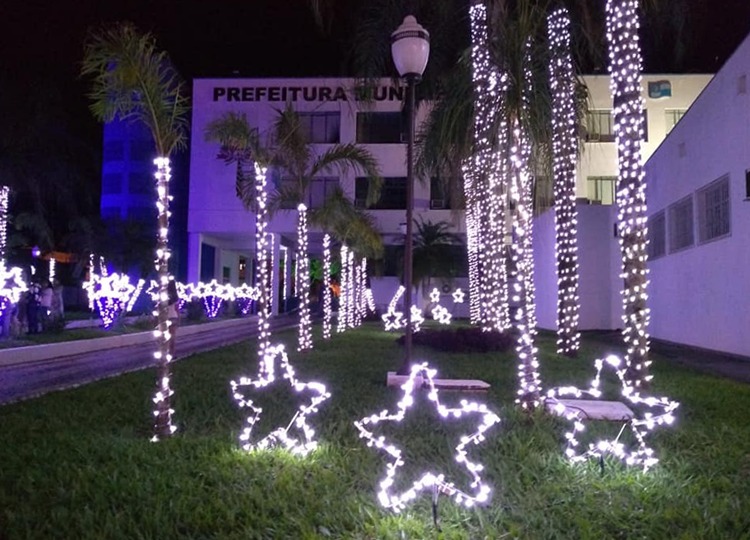 Paço Municipal inova com iluminação de Natal
