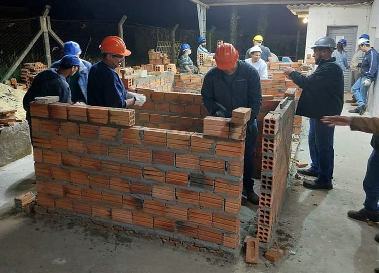 Escola Profissionalizante oferece vagas remanescentes para cursos de Construtor de Alvenaria e Instalador Hidráulico de Edificações