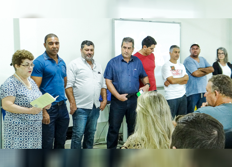 Servidores da Educação recebem uniformes