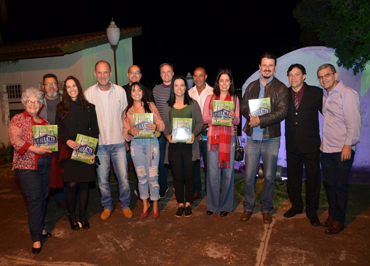 CULTURA EM MOVIMENTO: Escritor assisense lança livro sobre a Casa de Taipa-Museu de Assis
