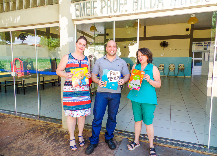 Doação de livros infantis compõe acervo de unidade escolar