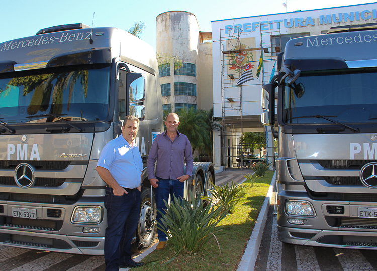 Prefeitura adquire dois caminhões para transporte de resíduos sólidos