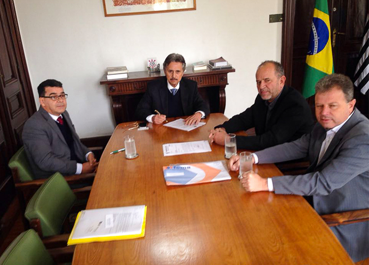 Prefeito assina aditivo ao convênio para continuar obras de Parque Ecológico e revitalizar áreas verdes em Assis