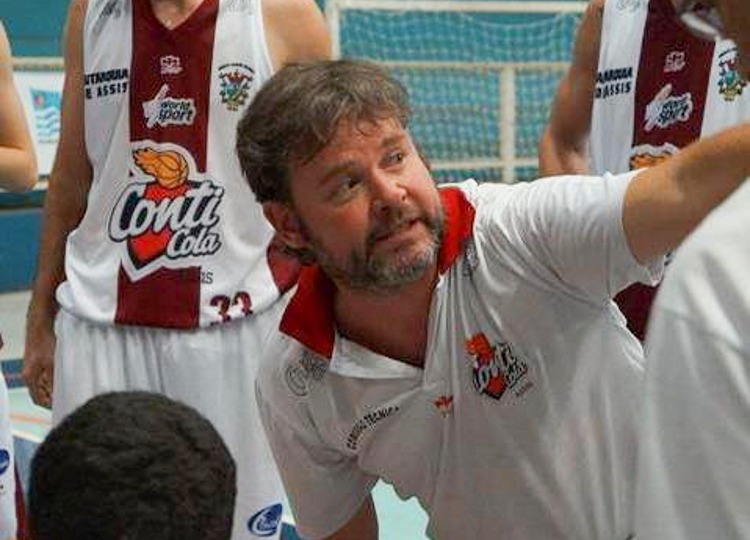 Treinador do Basquete em Assis recebe prêmio de melhor técnico