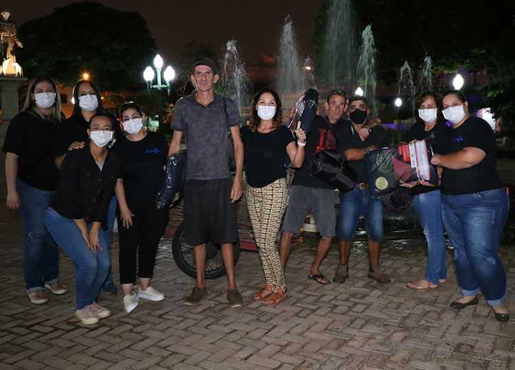 FUNDO SOCIAL EM MOVIMENTO: Fundo Social de Solidariedade distribui sacos de dormir e cobertores para pessoas em situação de rua