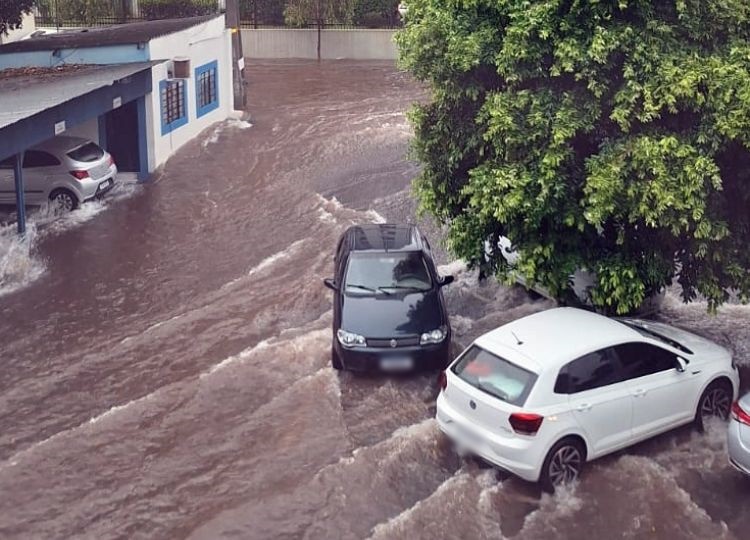 Chuva intensa causa alagamentos em pontos críticos de Assis nesta segunda-feira, 2 de dezembro