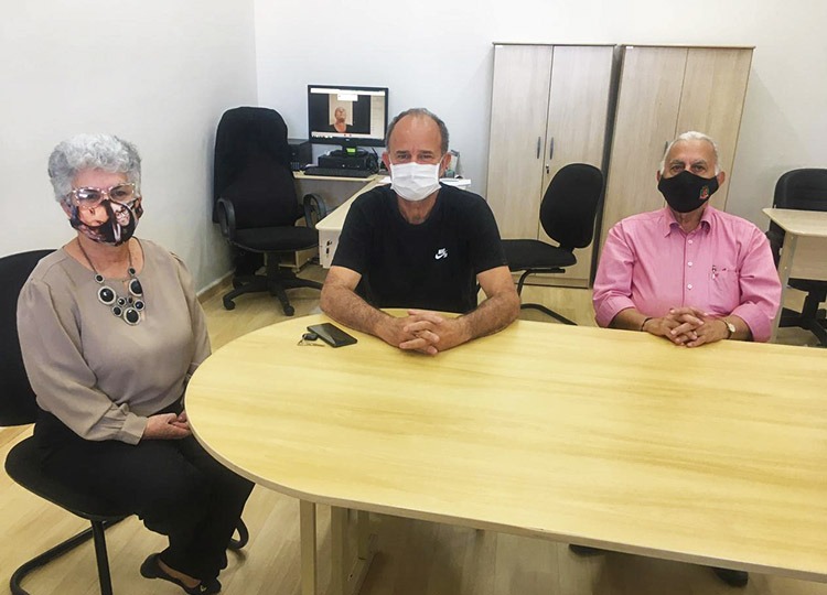 Prefeito e vice se reúnem com secretária da Educação e acompanham protocolo de volta às aulas presenciais para a próxima segunda-feira, 24