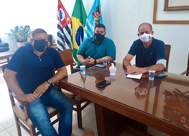 Prefeito e vereadores discutem projeto de castração de cães e gatos em Assis