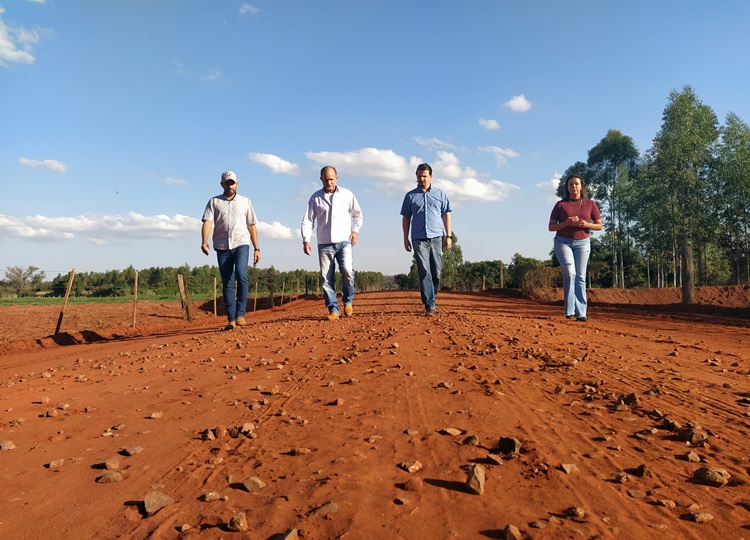 Prefeitura inicia obras de cascalhamento da Estrada Rural que liga os bairros do Cervinho e Água das Antas
