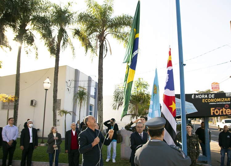 Ato cívico de hasteamento da bandeira e desfile na Avenida Rui Barbosa marcam os 117 anos de Assis