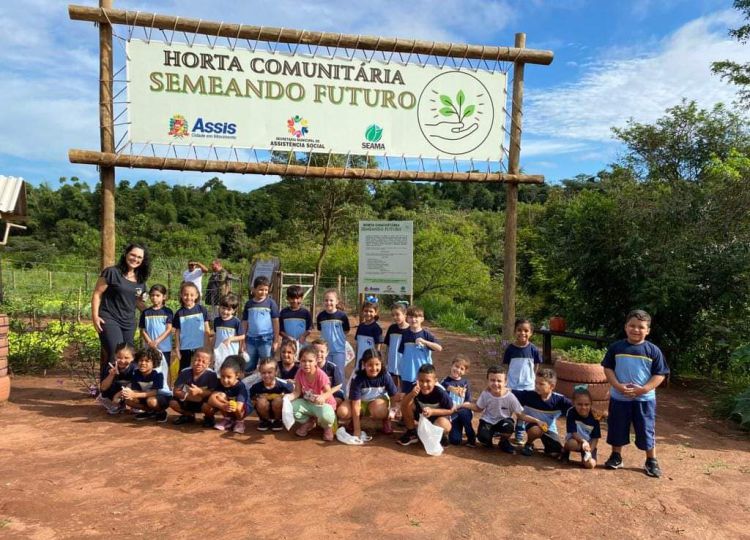EMEF Maria Clélia de Oliveira Valim participa de atividade de vivência na Horta Comunitária “Semeando Futuro”
