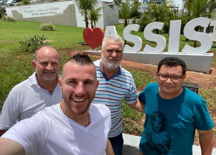 Prefeito José Fernandes e goleiro do Grêmio Paulo Victor fazem tour pela cidade