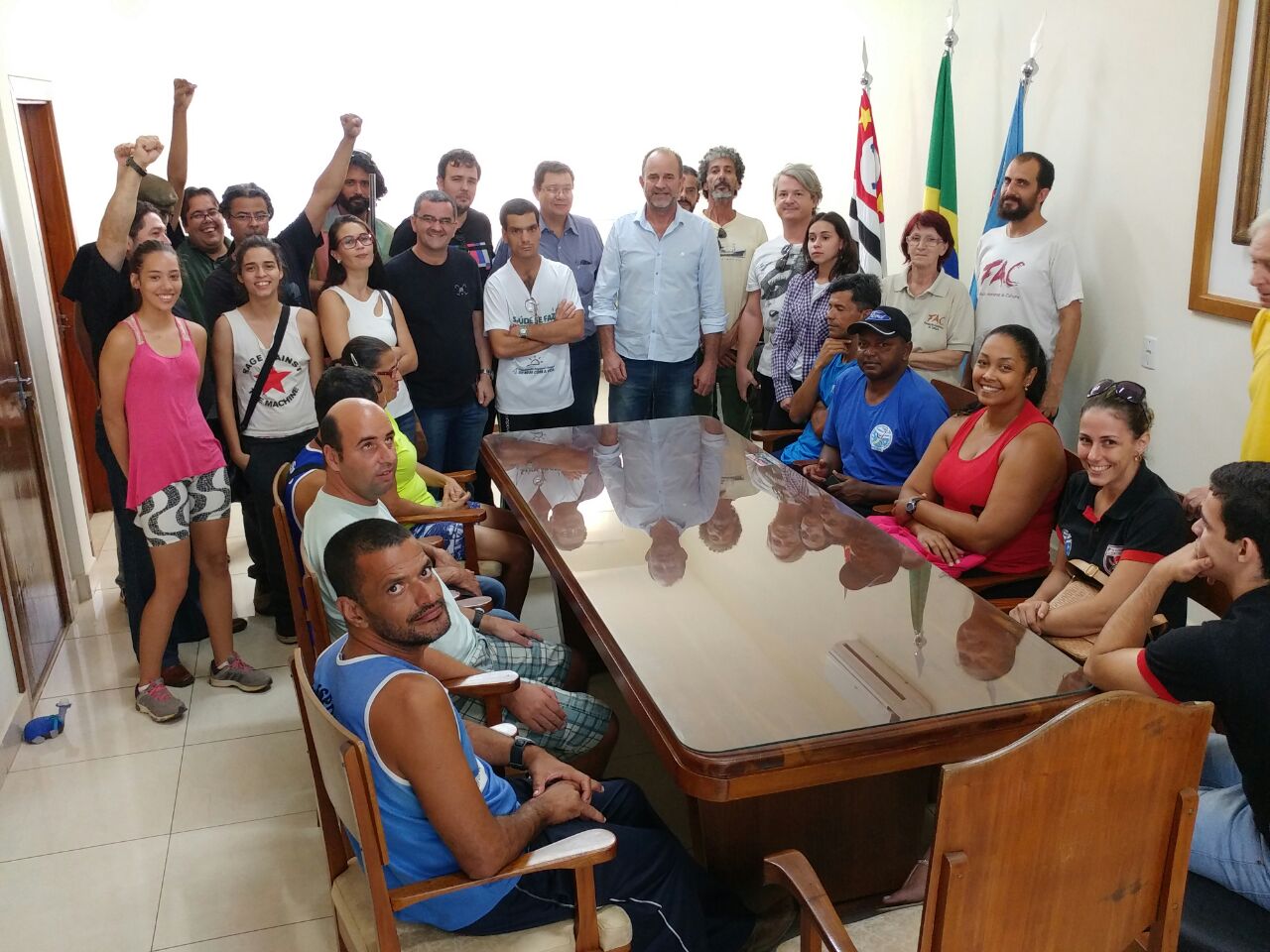 Representantes da cultura e da arte se reúnem com prefeito