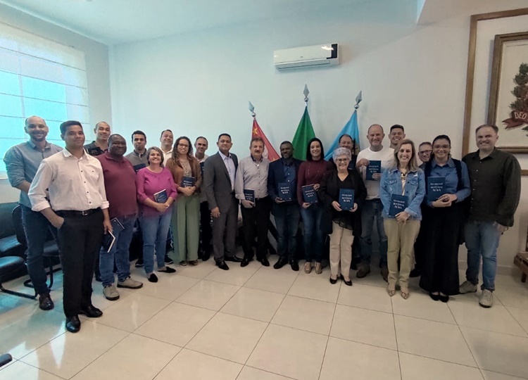 FÉ EM MOVIMENTO: Pastores evangélicos visitam Gabinete Municipal e oram pelo avivamento de Assis