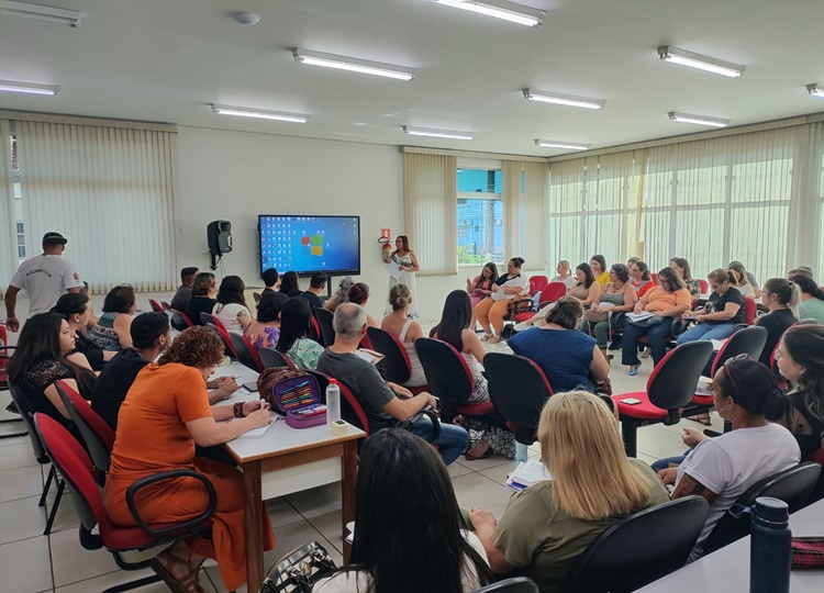 Diretores e secretários das escolas municipais recebem orientações sobre o estágio probatório