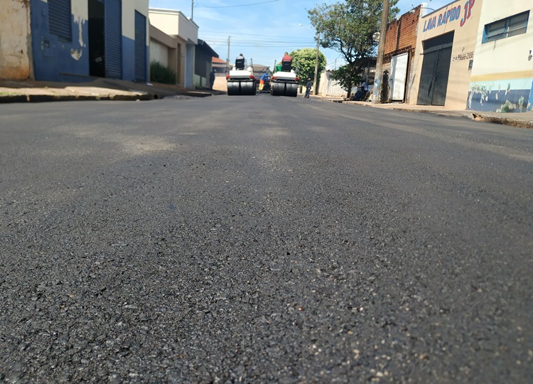 ASFALTO EM MOVIMENTO: Prefeitura inicia recapeamento na Rua Cateto na Vila Prudenciana