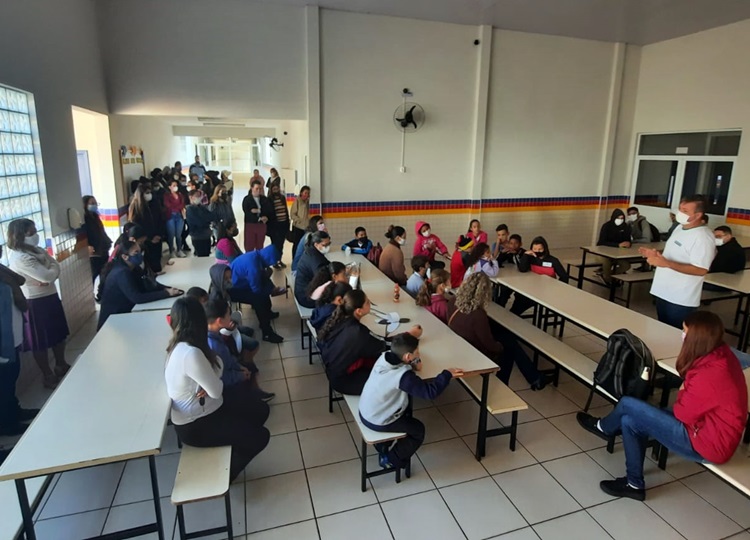 EDUCAÇÃO EM SAÚDE: EMEIF “Prof.ª Coraly Julia Gonçalves Carneiro realiza ação comunitária contra a Dengue