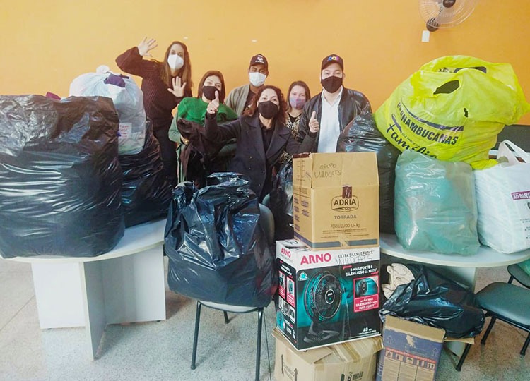 Drive Thru da FEMA arrecada 1512 peças e 26 cobertores para Campanha do Agasalho 2021
