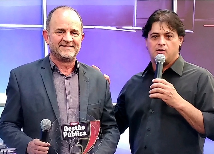 Prefeito recebe prêmio na Band