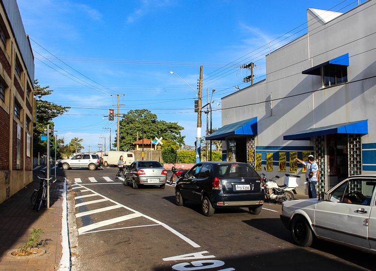 Rua São Pedro tem sentido de tráfego alterado e motoristas devem ficar atentos