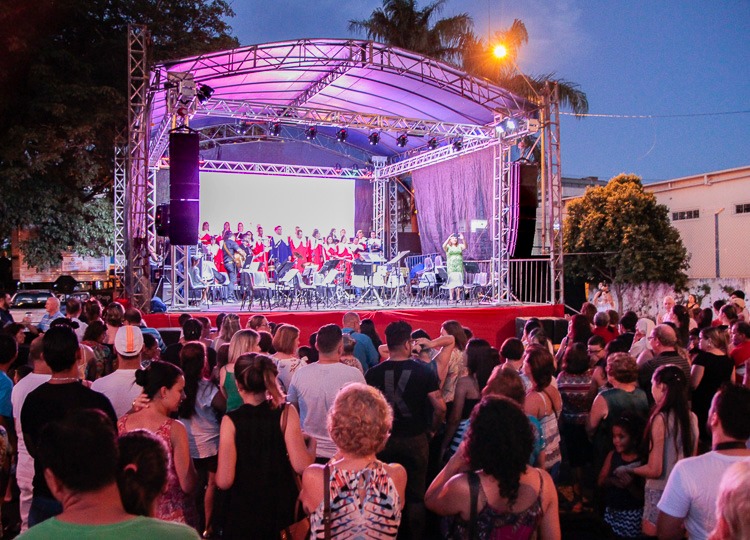 Cantata Iluminada de Natal reúne grande público na Praça da Mocidade em Assis