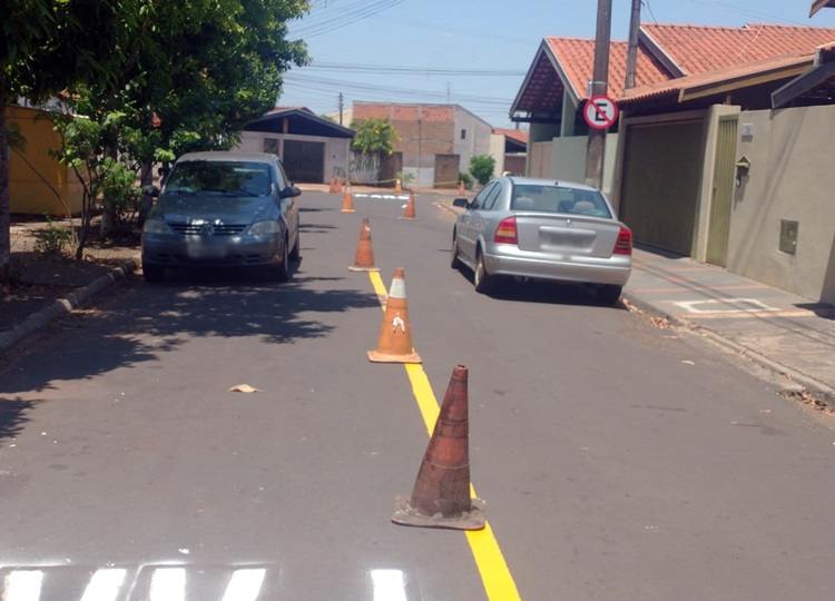 TRÂNSITO EM MOVIMENTO: Prefeitura realiza adequação nas ruas do Parque das Flores para melhorar a mobilidade urbana