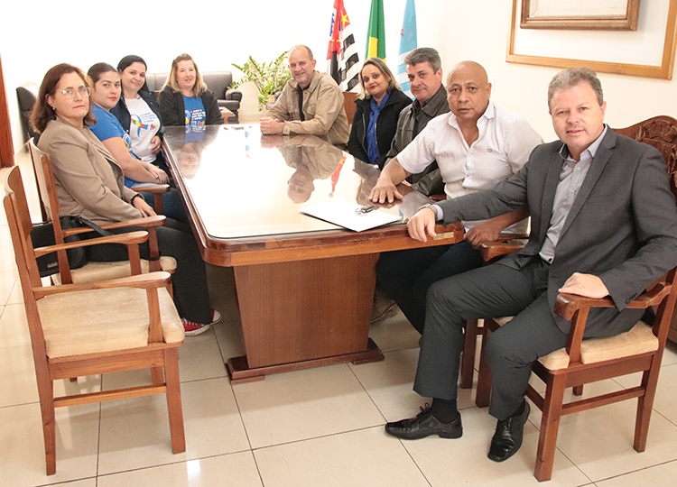 Prefeito José Fernandes e Associação de Autistas assinam termo de parceria