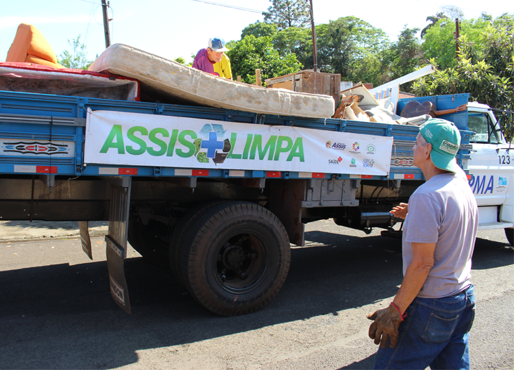 Assis + Limpa já passou por 41 bairros e recolheu 1.020m³ de materiais inservíveis em Assis
