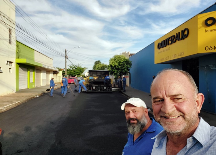 Prefeito acompanha obras de recuperação asfáltica na Rua Carlos Gomes
