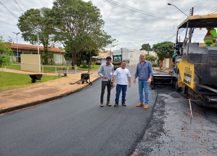 Prefeito José Fernandes acompanha obras de recapeamento no Jardim Monte Carlo
