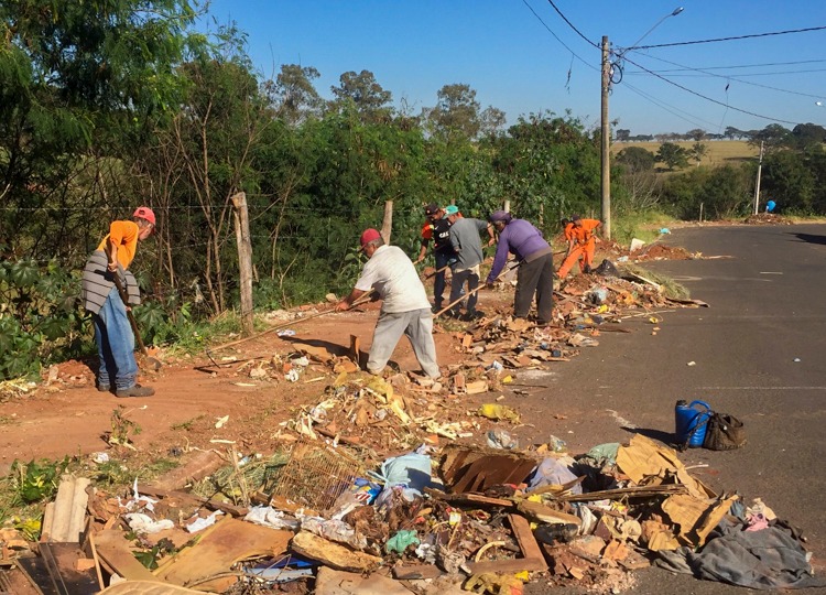 Prefeitura retira grande quantidade de lixos e entulhos espalhados nos arredores do Bairro Santa Clara