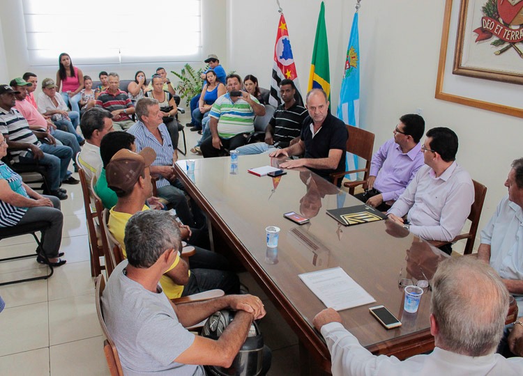 Prefeito busca soluções que impeça desocupação de famílias do Cervinho