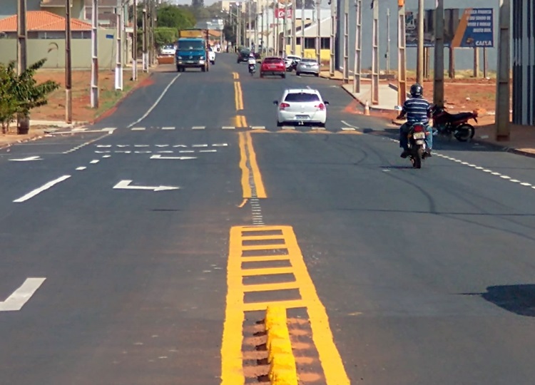 Trecho da Avenida Walter Fontana que dá acesso à Rua Doutor Silvio Cunha Bueno recebe recapeamento e nova sinalização viária