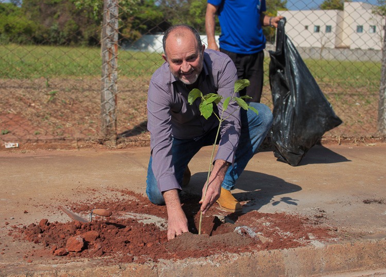 Prefeitura comemora Dia da Árvore com plantio de 100 ipês na Dom Antônio