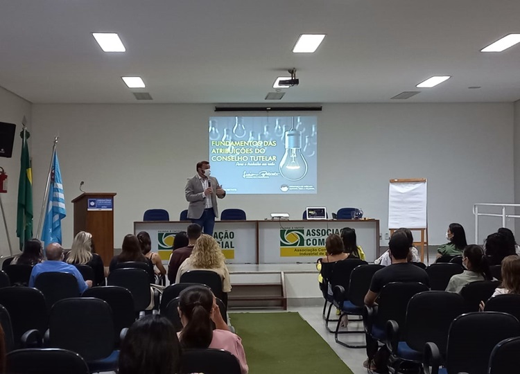 CIDADE EM MOVIMENTO: Servidores Municipais participam de Capacitação com tema ligado à criança e adolescente
