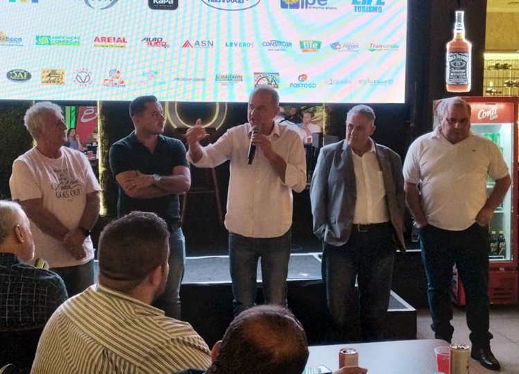 Prefeito participa do lançamento oficial da camisa do VOCEM/Assisense