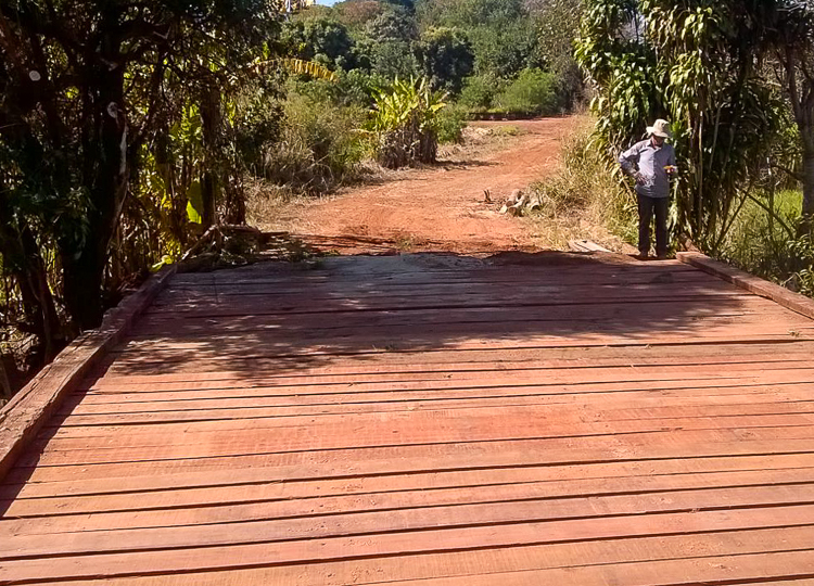 Prefeitura reconstrói ponte na Água da Pirapitinga