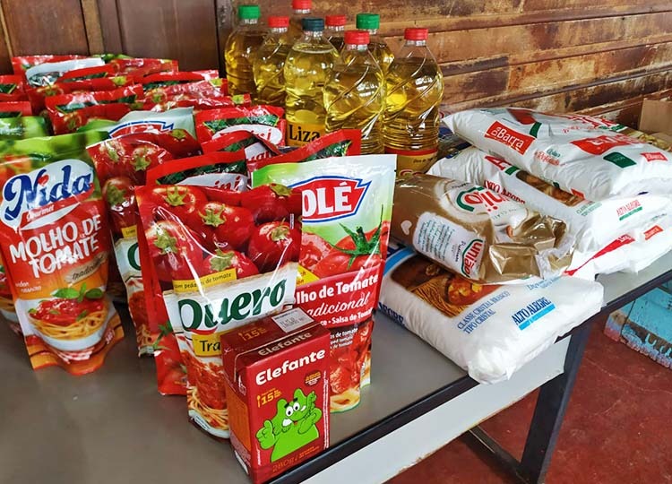 Moradores interessados podem doar alimentos nos pontos de vacinação contra COVID-19