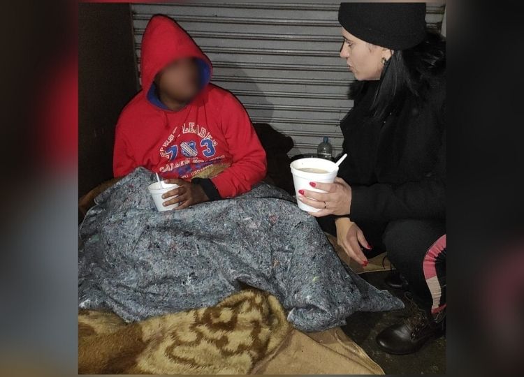 Pessoas em situação de rua são acolhidas por equipe da Assistência Social