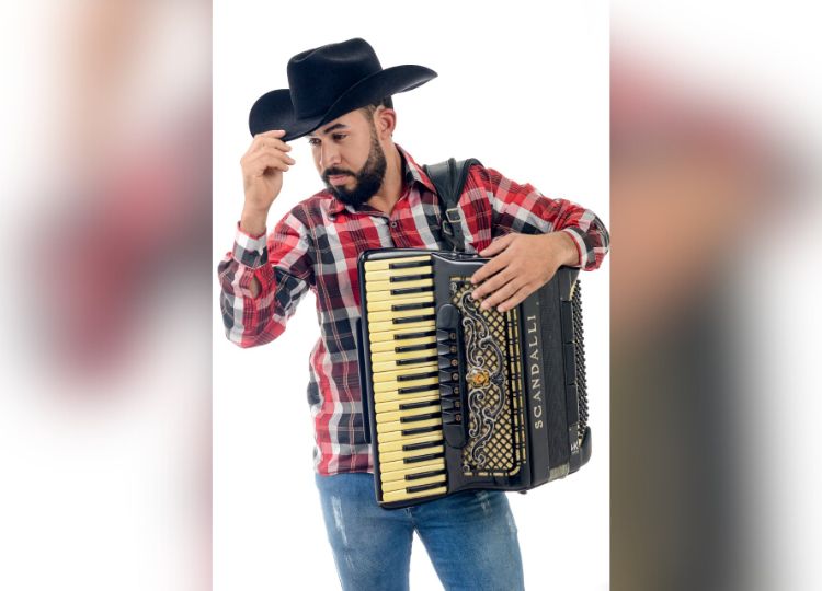 FEIRA DA NOITE: Show do cantor Leandro Meireles é o destaque desta terça-feira
